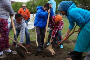 1300 kids having Arbor Day Fun at Stewart Park with MNDNR and MPR Photo courtesy of MP&G Marketing Solutions 